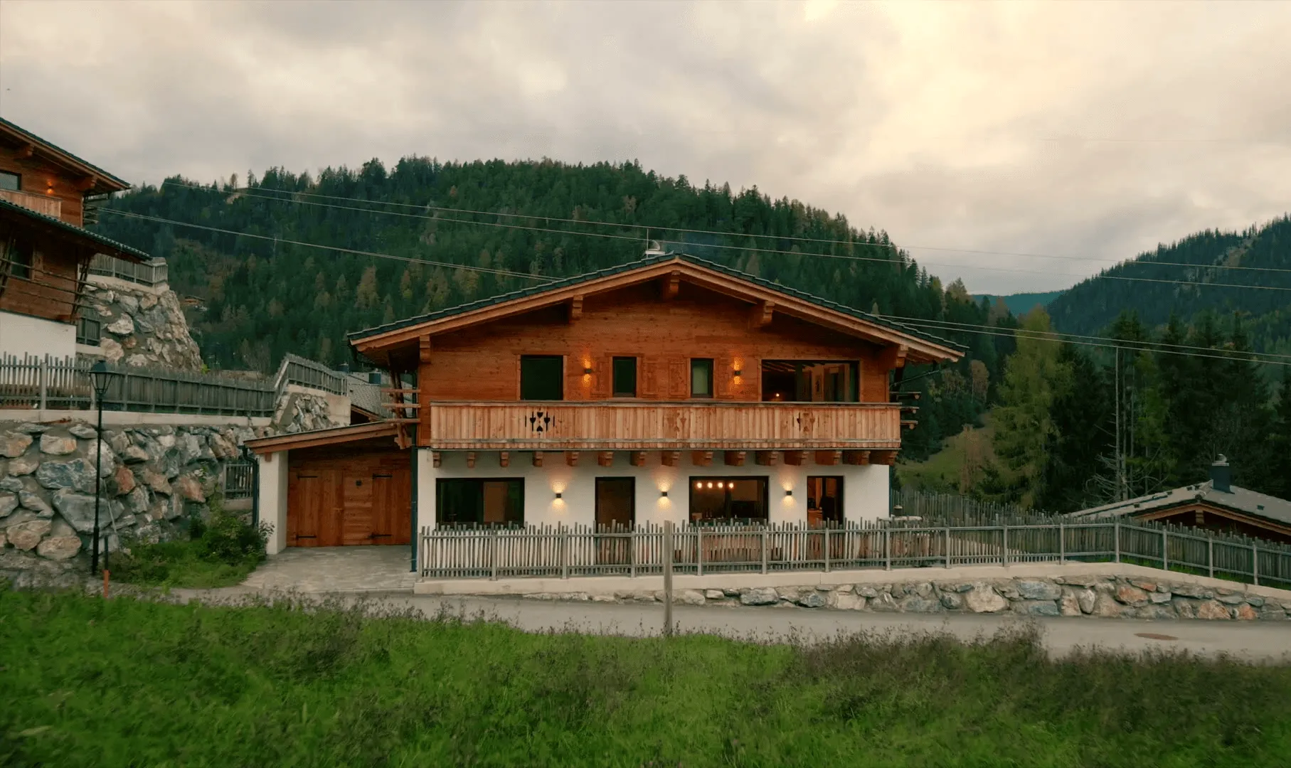 Chalet mit Holzfassade und Balkon auf der Fageralm, dahinter Wald