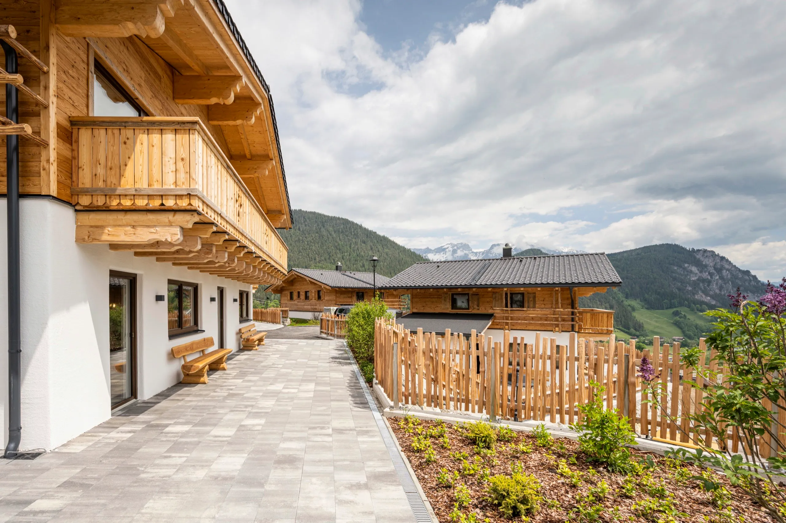 Gepflasterter Weg zwischen den Chalets im Sommer