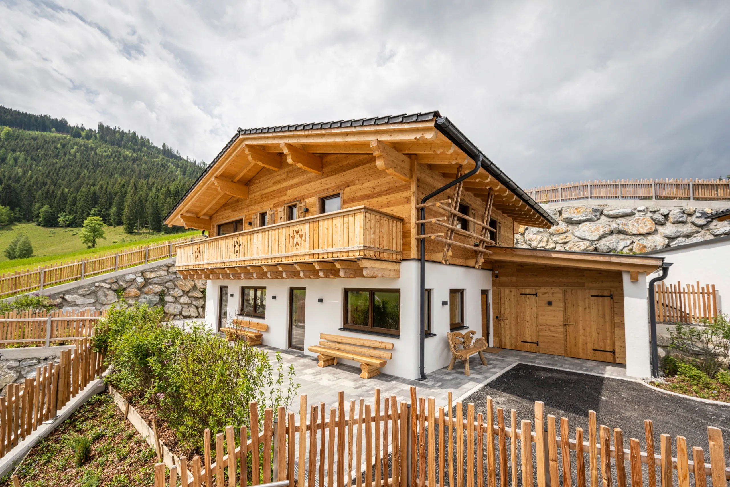 Chalet mit Holzbalkon und Terrasse im Sommer
