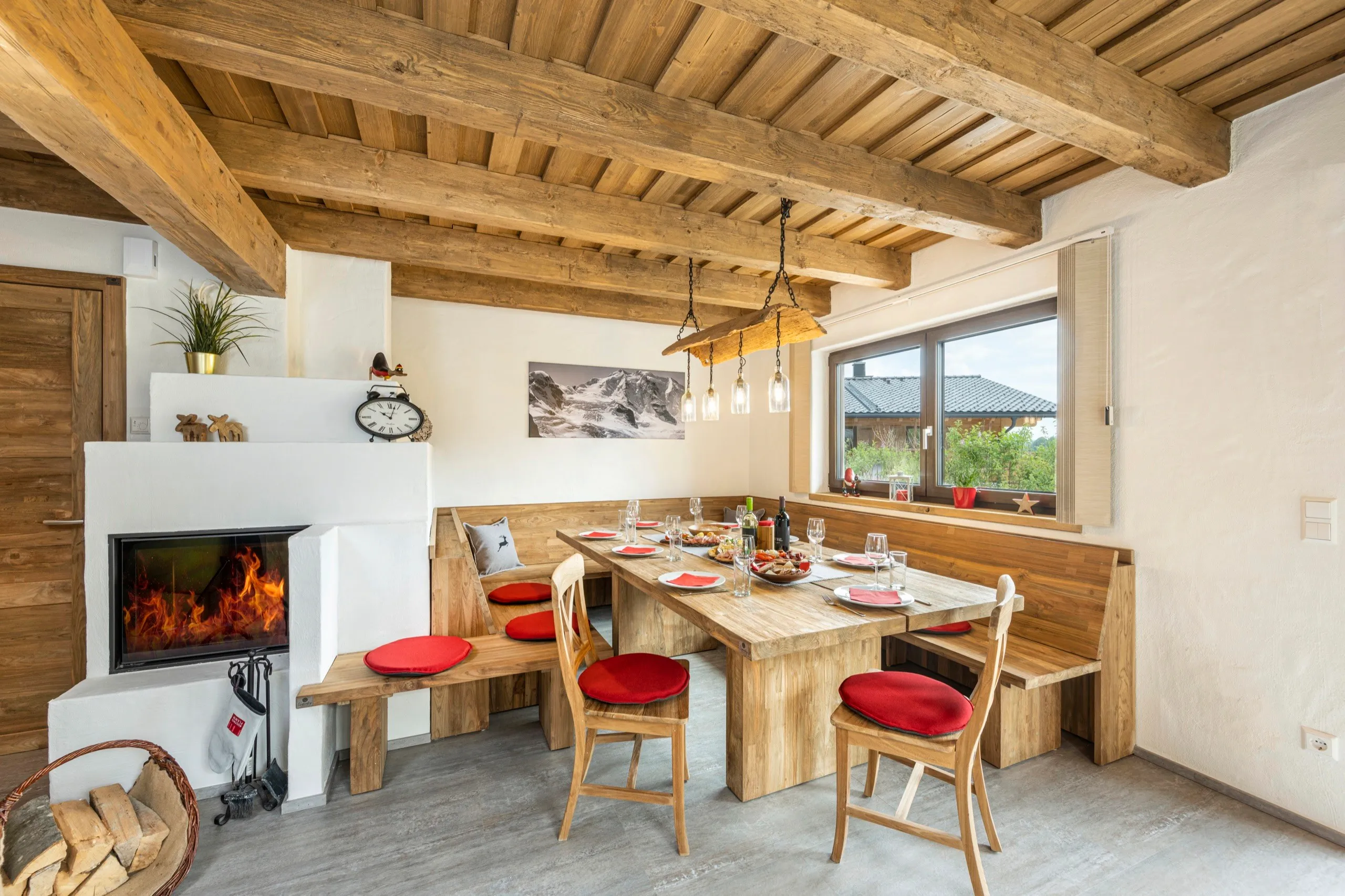 Essbereich mit Kamin und gedecktem Holztisch