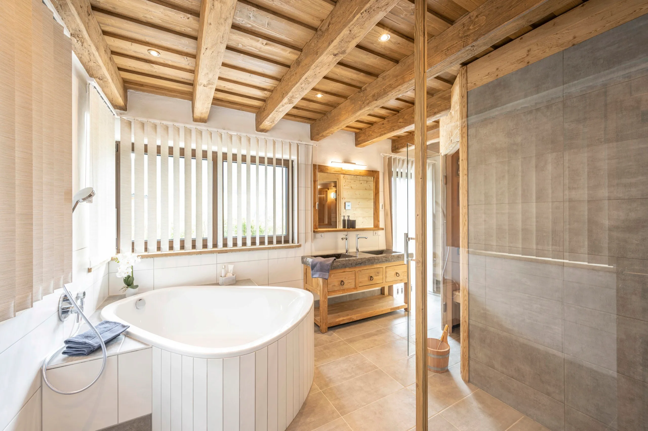 Wellnessbad mit Eckbadewanne und Holzwaschtisch