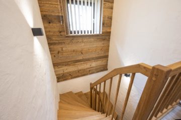 Helles Treppenhaus mit schöner Treppe aus Teakholz
